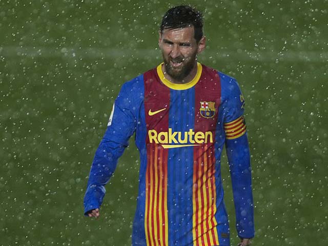 Messi suýt ghi bàn từ phạt góc ở Siêu kinh điển, vừa thay áo vừa run vì lạnh