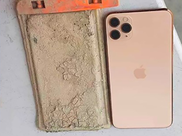 Bị ngâm cả năm dưới hồ, iPhone 11 Pro Max được ”cứu” nhờ hạn hán