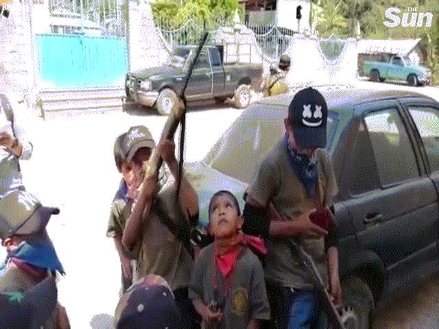 Mexico: Trẻ 5 tuổi cầm súng, đối đầu băng đảng tội phạm tàn bạo