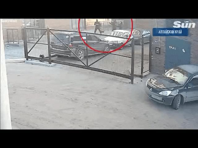 Video: Bị cưỡng hiếp, cô gái nhảy từ độ cao 9m, hai cảnh sát Nga đứng dưới đỡ bằng tay
