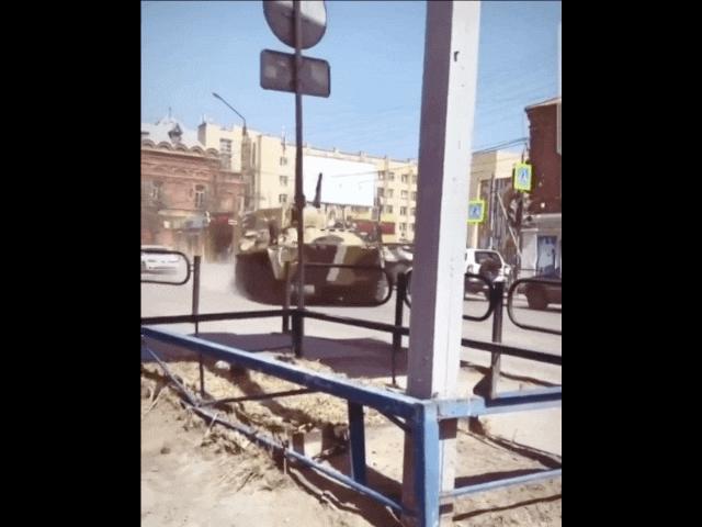 Video: Dấu hiệu trên xe bọc thép Nga có thể khiến Ukraine lo sợ