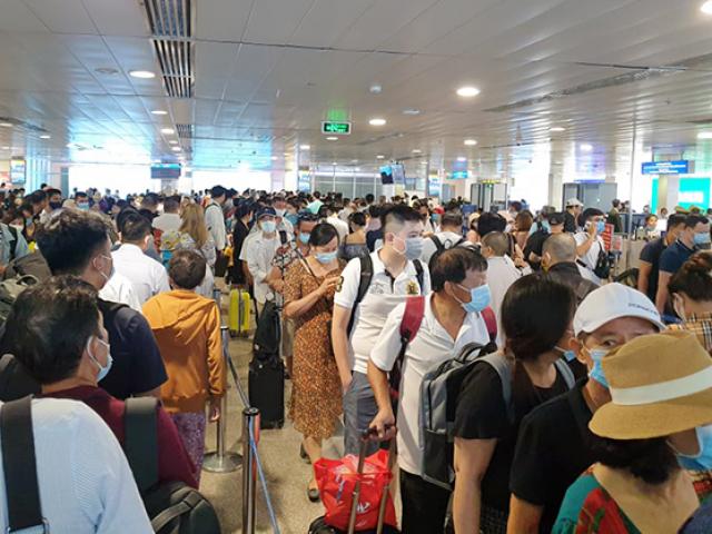 Cả nghìn người “rồng rắn” xếp hàng ở sân bay Tân Sơn Nhất
