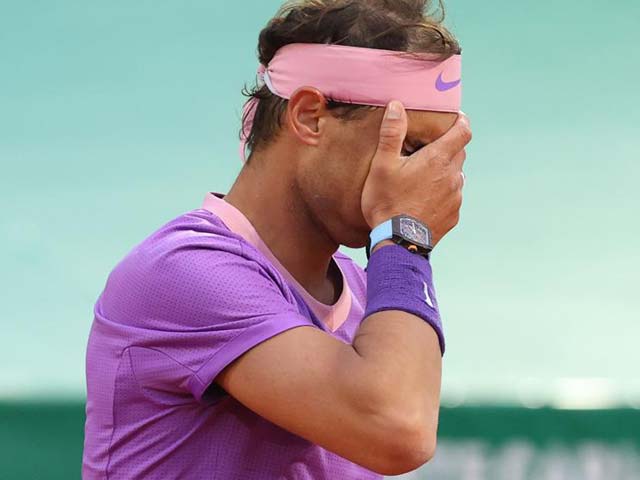 Nadal mắc 7 lỗi kép gây sốc, chán nản vì giao bóng ở trận thua Rublev