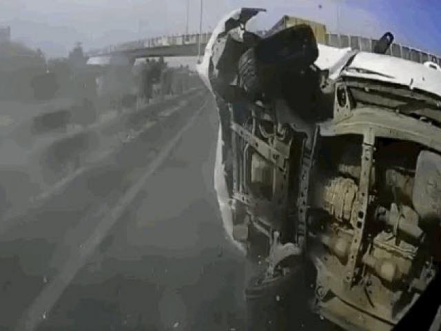 Cố vượt ẩu, ô tô 7 chỗ bị tông lật ngửa trên đường cao tốc