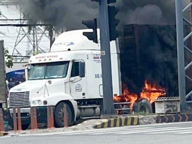Xe container cháy ngùn ngụt trên xa lộ Hà Nội, tài xế thoát nạn