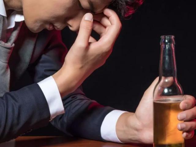 2 thói quen của nam giới ngay khi thức dậy hại gan hơn cả uống rượu bia, nên tránh xa