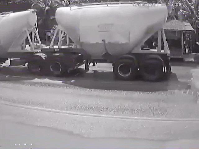 Video: Hãi hùng khoảnh khắc chiếc xe chở 5 người bị hai xe tải ép nát ở Brazil