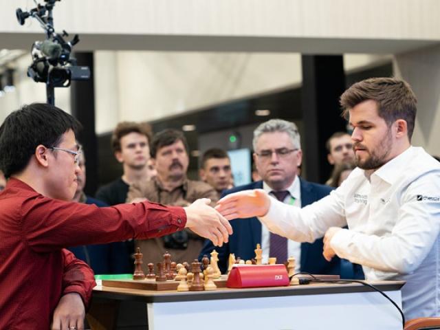 Quang Liêm thăng hoa giải cờ vua toàn siêu cao thủ, ”vua cờ” Carlsen gặp khó
