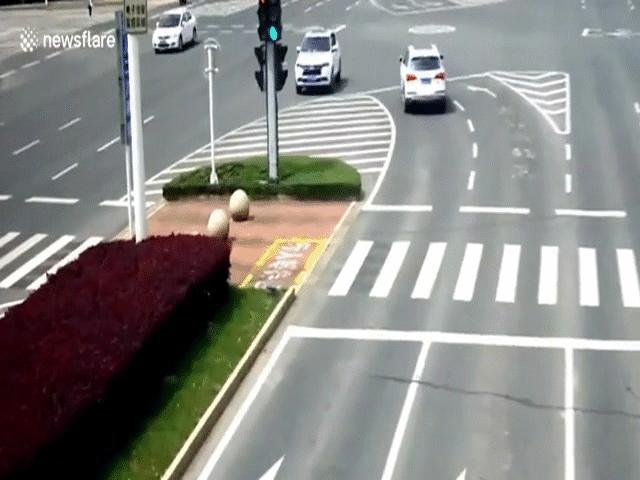 Video: Tài xế ngủ gật mất lái, lao thẳng ô tô vào cột điện, vỡ tan đầu xe