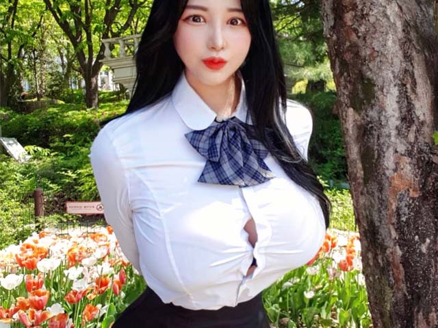 Người đẹp Hàn Quốc bị chỉ trích vì mặc đồng phục bung cúc do ngực ”khủng”