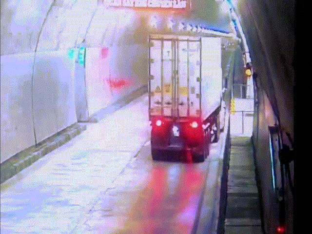 Clip: Xe container “đại náo” trong hầm Hải Vân 2, tài xế may mắn thoát nạn