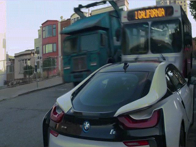 BMW i8 bị xe bus lấn qua nát bẹp trong phim mới của Marvel
