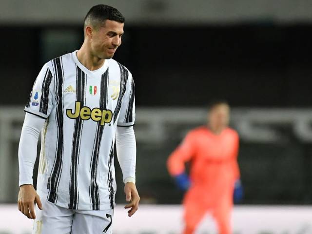 Juventus hết cửa vô địch Serie A: Ronaldo ”khó ở”, bị đồng đội cô lập