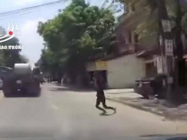 Video: Tài xế phanh cháy đường, cứu cô gái trẻ lao vào đầu xe tự tử