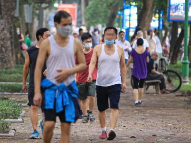 Hà Nội: Không vào được công viên, người dân đổ ra vỉa hè tập thể dục