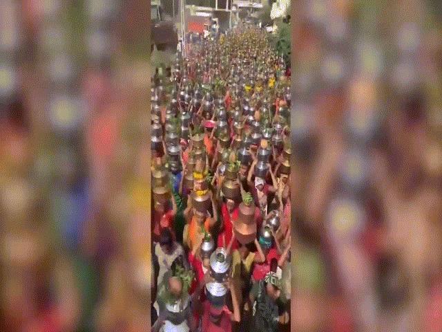 Video: Đám đông nghìn người Ấn Độ tụ tập tới đền thờ để ”xua đuổi Covid-19”