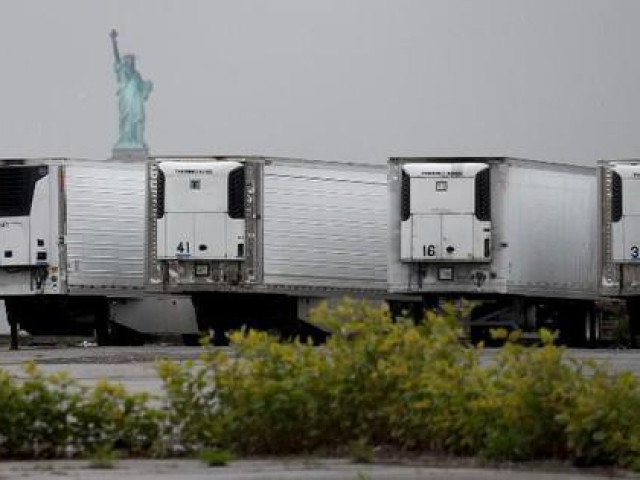 Một năm sau 'sóng thần' COVID-19, 750 thi thể vẫn nằm trong xe đông lạnh ở New York