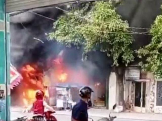 Cháy, nổ dữ dội tại cửa hàng kinh doanh sơn ở Sài Gòn