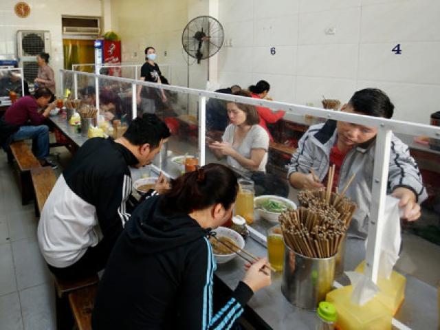 Hà Nội: Cửa hàng ăn uống trong nhà phải giãn cách chỗ ngồi tối thiểu 2m