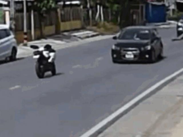 Sốc cảnh xe máy không người lái vẫn chạy băng băng trên phố