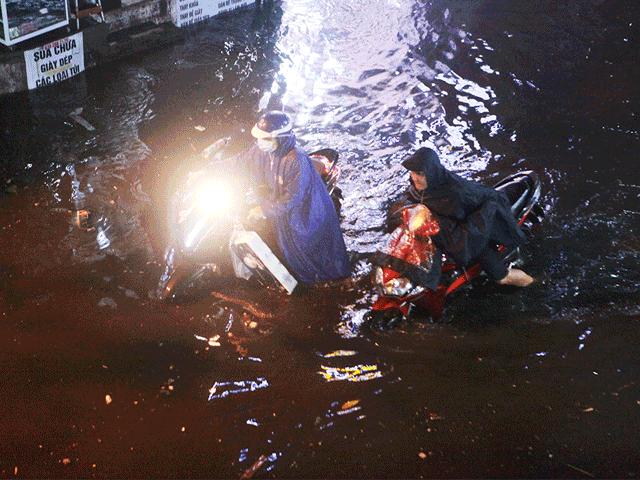 Người Hà Nội bì bõm trên phố sau cơn mưa lớn đầu hè