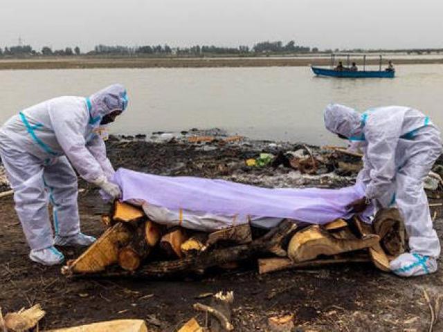 Ấn Độ: Thêm 70 thi thể người nghi nhiễm Covid-19 trôi dạt bờ sông Hằng