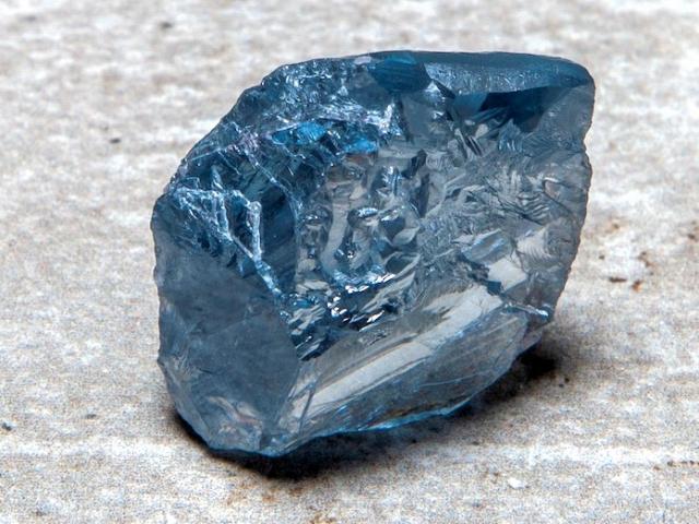 Viên kim cương như màu nước biển siêu khủng, một viên có giá cả trăm tỷ