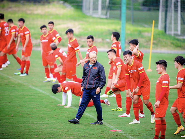 ĐT Việt Nam họp kín hơn 30 phút, thầy Park sợ lộ chiến thuật đua vé World Cup