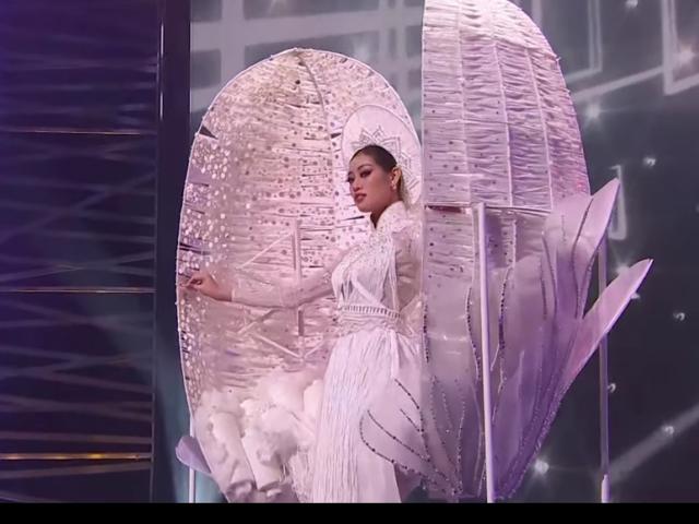 Khánh Vân trình diễn trang phục dân tộc ”Kén Em” tại Hoa hậu Hoàn vũ thế giới