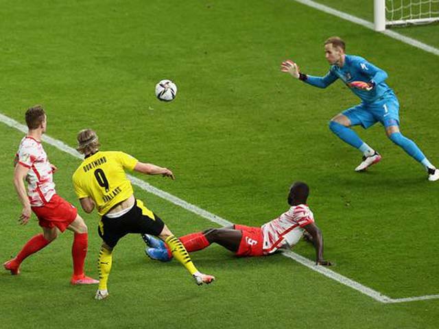 “Bò mộng” Haaland húc tân binh Bayern Munich ngã dúi dụi, ăn gì khỏe đến vậy?