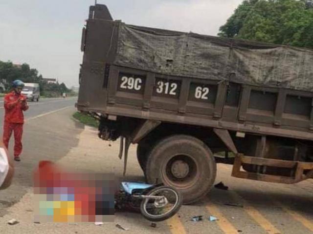 Video: Xe máy đi nhanh tông ngang xe tải đang sang đường, 1 người tử vong