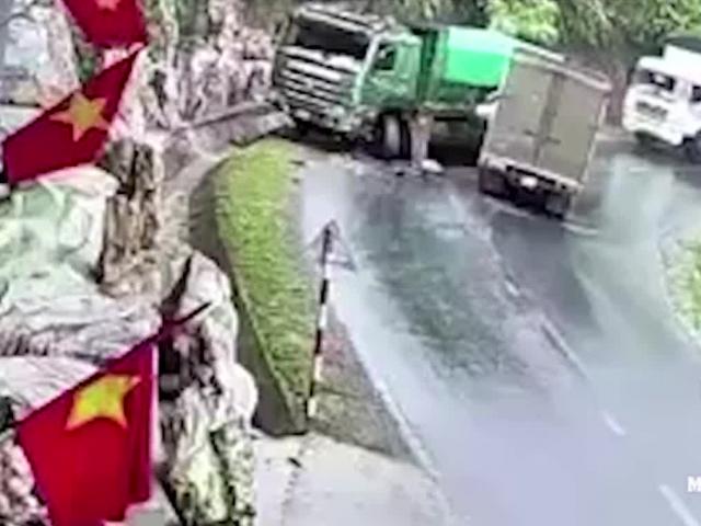 Video: Vào cua bất cẩn, xe tải tông trực diện xe ben