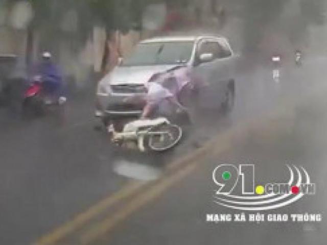 Video: Khoảnh khắc xe 7 chỗ hất văng nữ sinh đi xe máy dưới trời mưa