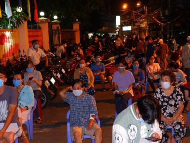 TP HCM: Hàng chục bệnh viện trắng đêm lấy mẫu xét nghiệm cho 24.000 người ở Gò Vấp