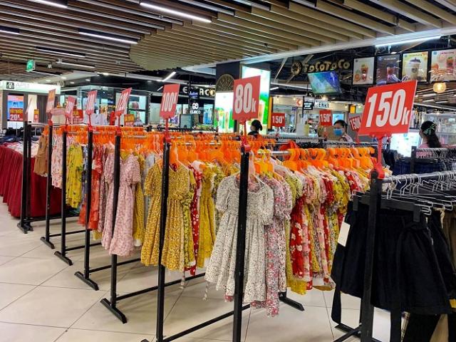 Các cửa hàng thời trang ở Hà Nội “giảm giá kịch sàn” vẫn ngậm mùi chịu cảnh không bóng người