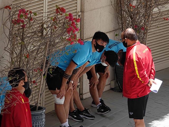 Thầy Park cho ĐT Việt Nam tập thể dục giữa nắng 41 độ C ở Dubai