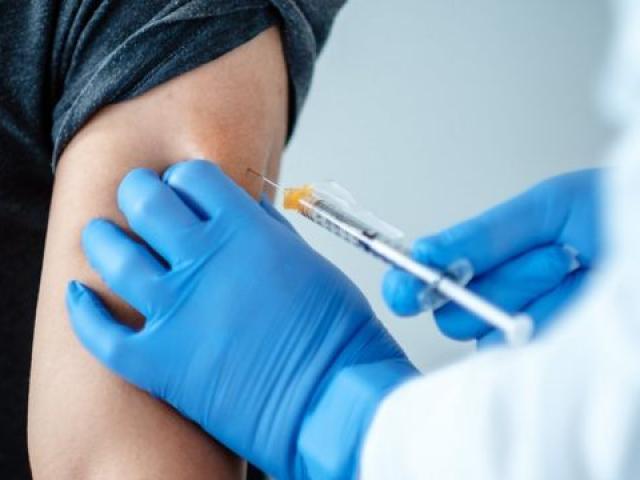 Nếu bạn tới lượt đi tiêm vắc-xin phòng COVID-19, hãy xem 2 clip sau đây