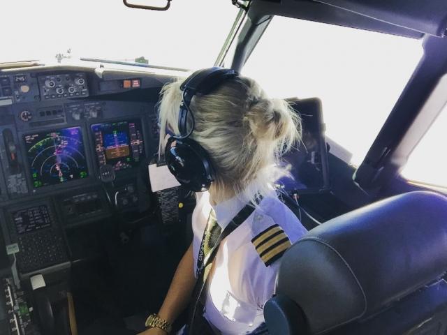 Mỹ: Xem phim khiêu dâm lúc lái máy bay, phi công còn cởi đồ trước nữ đồng nghiệp
