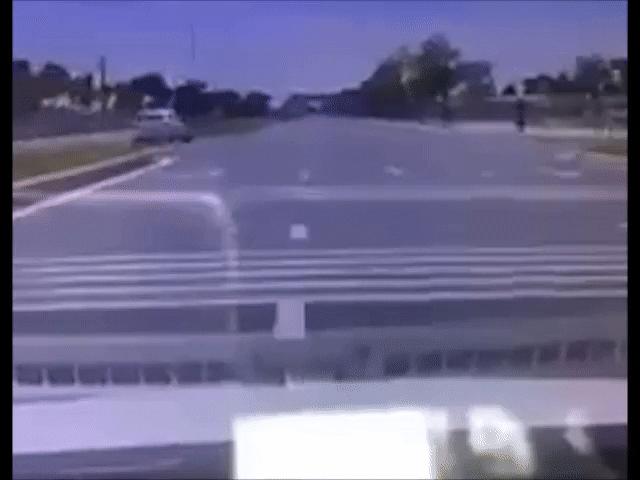Gặp ô tô quay đầu giữa đường, tài xế nhanh tay bẻ lái tránh tai nạn