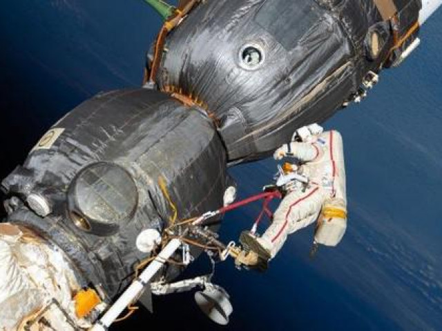Các nhà du hành vũ trụ Nga đi bộ ngoài không gian hơn 7 giờ