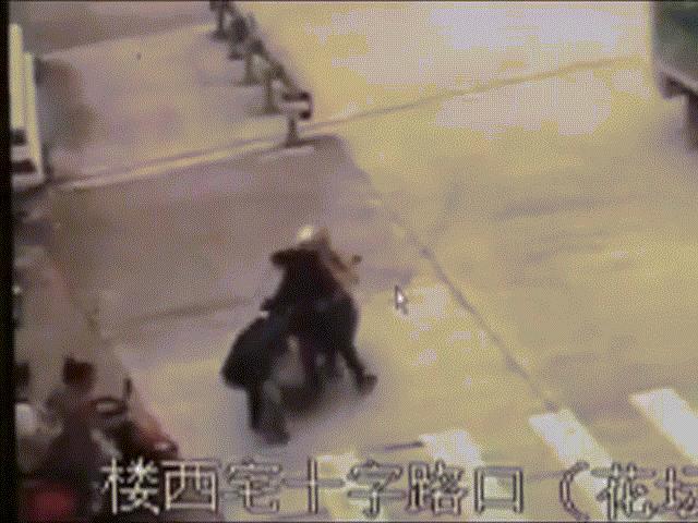 Video: Giằng co với tên cướp túi xách, người phụ nữ bị kéo lê cả trăm mét
