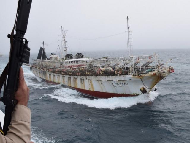 Hàng trăm tàu cá “tàng hình” Trung Quốc bị tố ồ ạt đánh bắt ở vùng biển Argentina