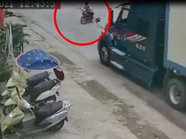 Clip: Phanh ”cháy đường” trước giao lộ, xe container vẫn tông văng 2 người đi xe máy