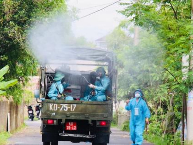 Quân đội phun hóa chất khử khuẩn tại 'điểm nóng' COVID-19 ở Hà Tĩnh