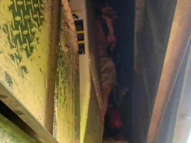 8 người trốn trong thùng xe tải để “thông chốt” y tế tại Huế