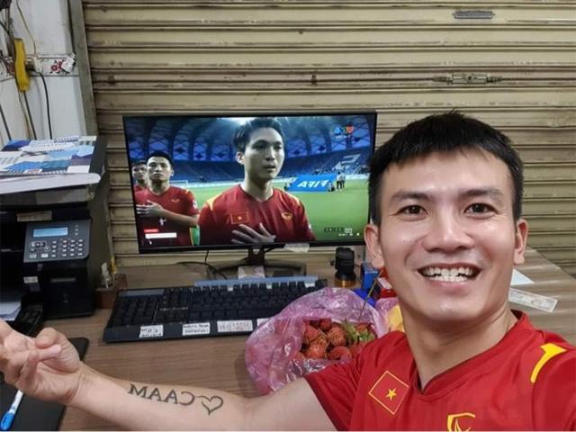 Việt Nam thắng Indonesia 4-0 giữa mùa dịch: Người đeo khẩu trang, người đóng cửa cổ vũ