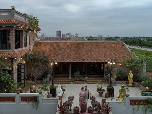 Ngôi nhà cổ 100 năm tuổi nằm chót vót trên nóc biệt thự 5 tầng tại Hà Nội