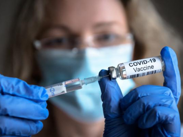Tại sao một số người gặp phản ứng phụ khi tiêm vắc xin COVID-19?
