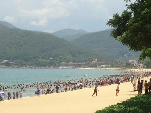 Bình Định yêu cầu không tụ tập đông người tắm biển tết Đoan Ngọ và xem EURO 2021