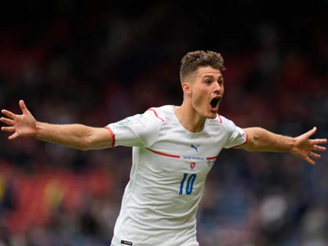 Siêu phẩm đẹp nhất EURO: Patrik Schick (CH Séc) vẽ đường cong kỳ ảo từ giữa sân